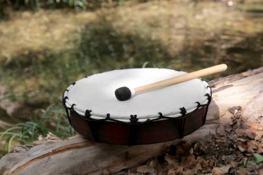 Modern davul ve bagetler açık havada sallanıyor. Perküsyon müzik aleti