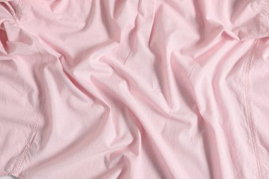 Arkaplan olarak buruşuk pembe kumaş, üst görünüm