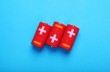 Açık mavi arkaplanda yeni C boyutunda piller, düz konum