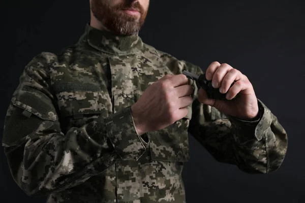 Voják Vytahuje Pojistku Ručního Granátu Černém Pozadí Detailní Záběr Vojenská — Stock fotografie