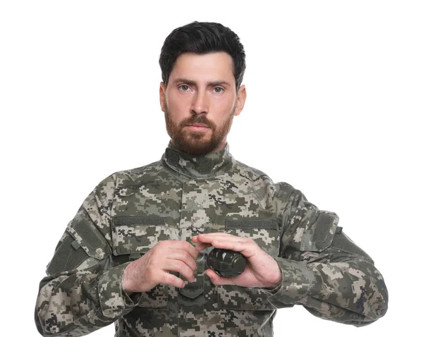 Soldato Che Estrae Spillo Sicurezza Dalla Granata Mano Sfondo Bianco — Foto Stock