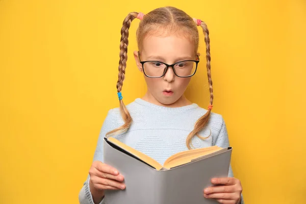 Aranyos Kislány Szemüvegben Olvasás Tankönyv Sárga Háttér — Stock Fotó