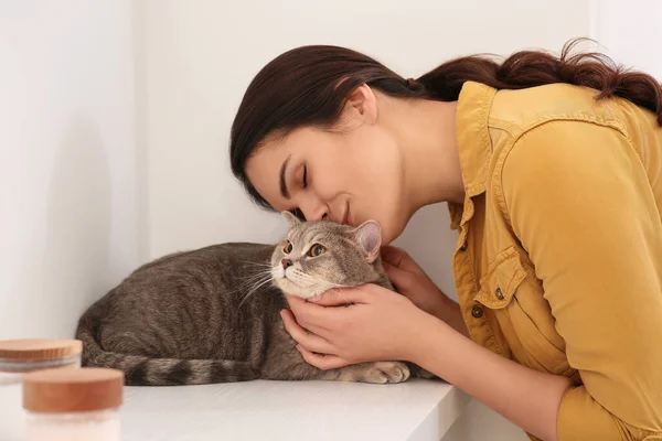 Mladá Žena Líbání Její Rozkošná Kočka Doma — Stock fotografie