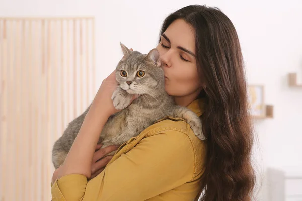 Νεαρή Γυναίκα Φιλάει Την Αξιολάτρευτη Γάτα Της Στο Σπίτι — Φωτογραφία Αρχείου
