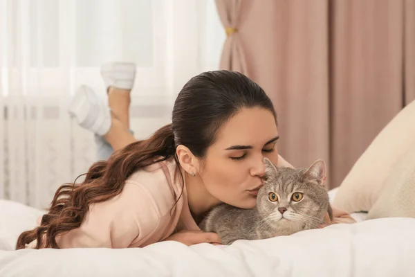 집에서 귀여운 고양이에게 키스하는 — 스톡 사진