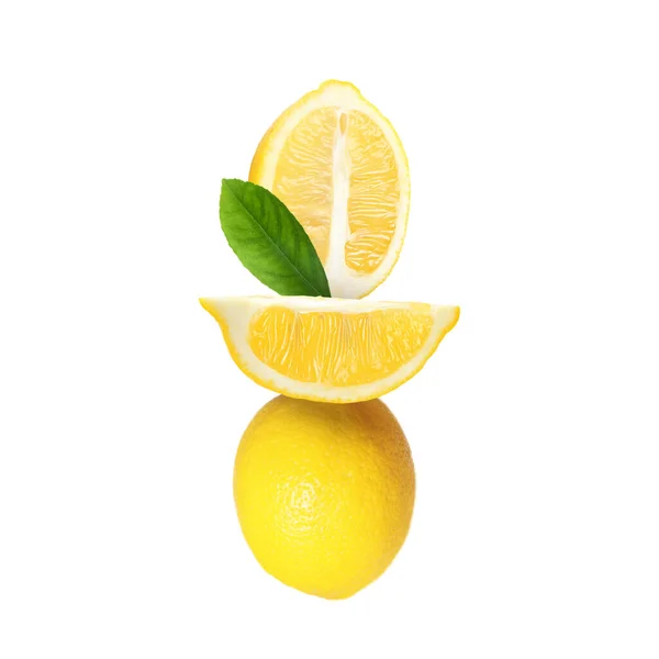 Вырезать Целые Свежие Лимоны Листом Изолированы Белом — стоковое фото