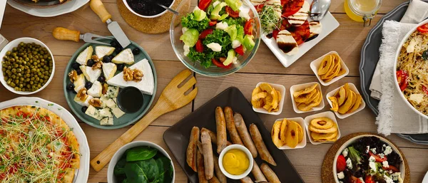 不同的好吃的食物放在木制桌子上吃早午餐 条幅设计 — 图库照片