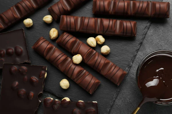 Вкусные Шоколадные Батончики Орехи Черном Столе Плоская — стоковое фото