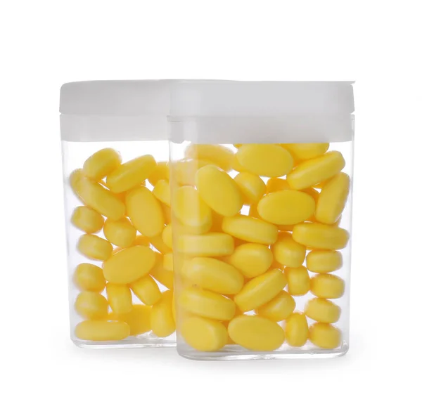 Beyaz Arka Planda Lezzetli Sarı Dragee Şekerleri Kutuları — Stok fotoğraf