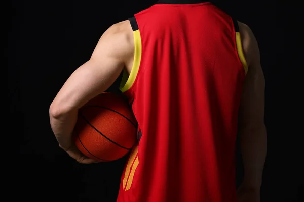 Pria Atletik Dengan Bola Basket Latar Belakang Hitam Closeup — Stok Foto