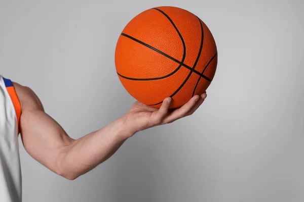 Sportos Fiatalember Kosárlabdával Világosszürke Háttérrel Közelről Szöveg Helye — Stock Fotó