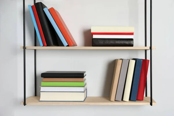 Prateleiras Com Muitos Livros Capa Dura Parede Branca — Fotografia de Stock