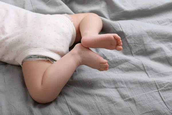小宝宝躺在床上 近距离观察 — 图库照片