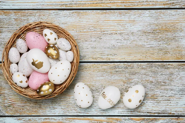 Dekoratif Yuva Pek Çok Boyanmış Paskalya Yumurtası Kırsal Ahşap Masa — Stok fotoğraf