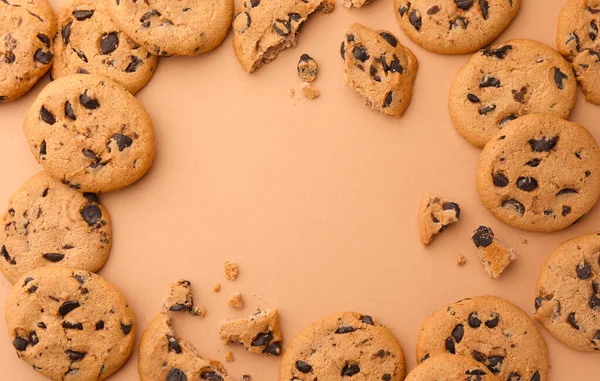 Frame Made Many Delicious Chocolate Chip Cookies Beige Background Flat — Stock Photo, Image
