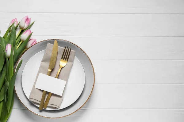 Apparecchiatura Elegante Tavolo Con Posate Carta Carta Tulipani Sfondo Bianco — Foto Stock