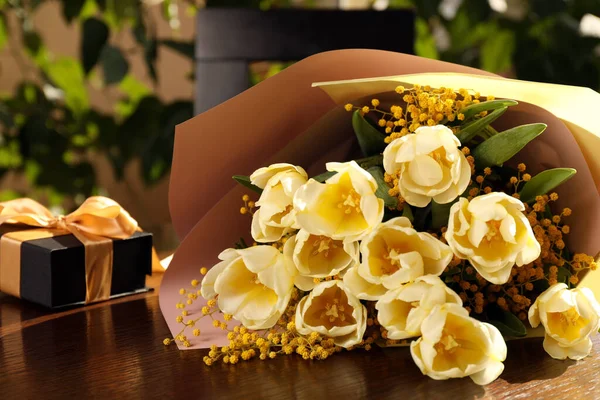 Букет Красивыми Тюльпанами Цветами Мимозы Подарочной Коробкой Деревянном Столе Помещении — стоковое фото