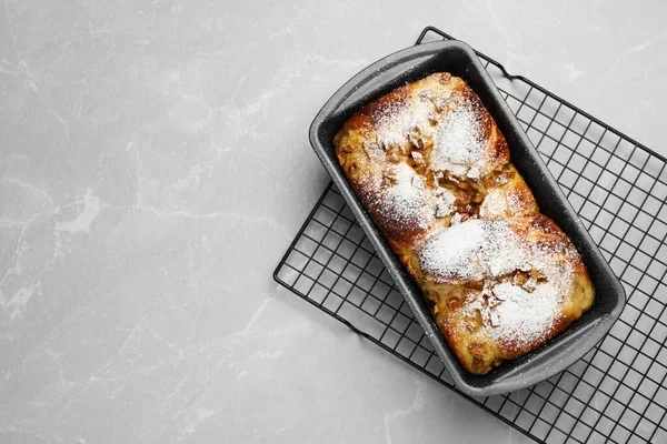 Köstlicher Hefeteig Kuchen Backform Auf Marmortisch Draufsicht Raum Für Text — Stockfoto