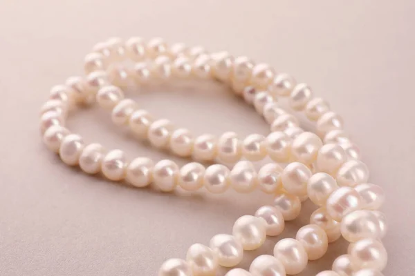 Elegancki Perłowy Naszyjnik Beżowym Tle Zbliżenie — Zdjęcie stockowe