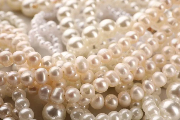 Elegantes Collares Perlas Como Fondo Vista Cerca —  Fotos de Stock