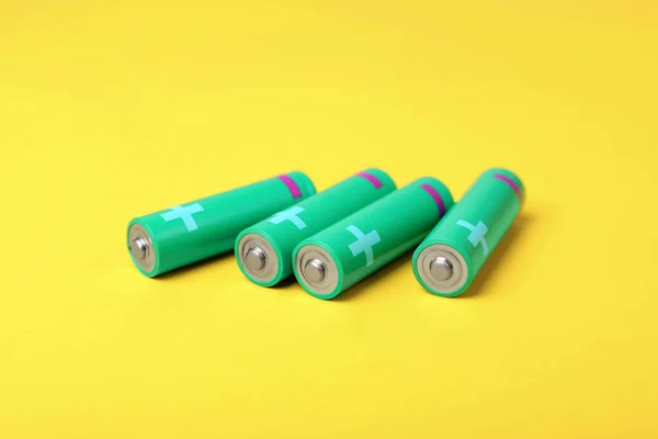 Nya Gröna Batterier Gul Bakgrund — Stockfoto