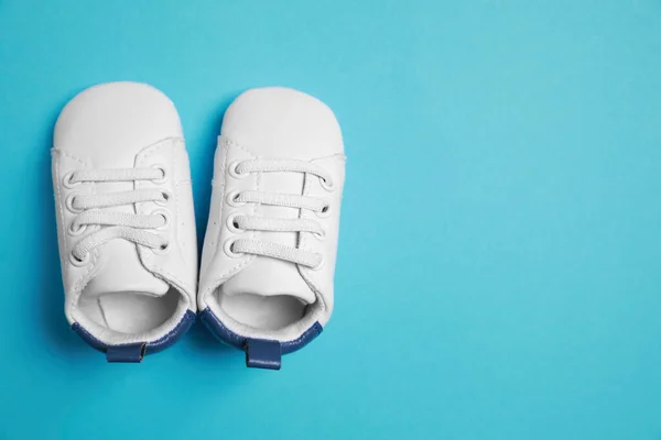 Lindos Zapatos Bebé Sobre Fondo Azul Claro Cama Plana Espacio — Foto de Stock