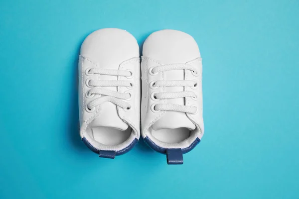 Lindos Zapatos Bebé Sobre Fondo Azul Claro Plano — Foto de Stock