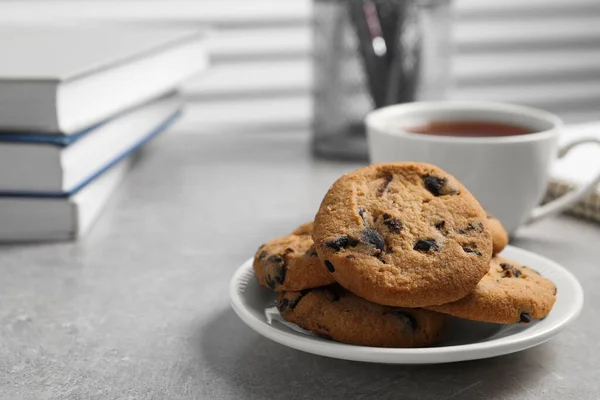 Chocolate Chip Cookie Light Grey Table Office Closeup Space Text — Stock Photo, Image