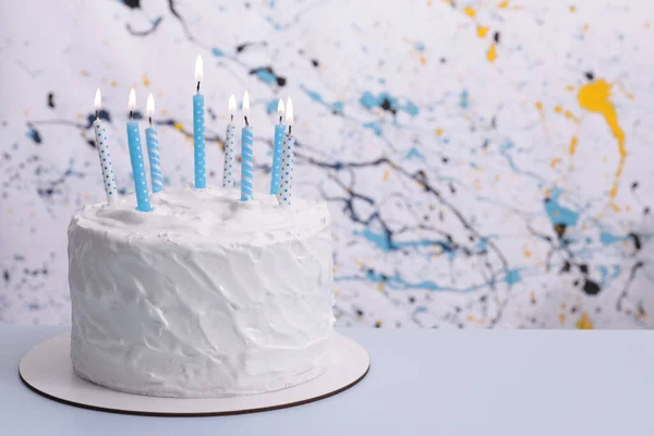 Läcker Tårta Med Grädde Och Brinnande Ljus Ljusblått Bord Plats — Stockfoto