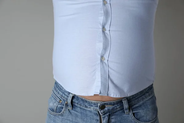 Överviktig Man Tight Skjorta Grå Bakgrund Närbild — Stockfoto