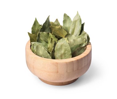 Aromatik körfez yaprakları beyaz arka planda ahşap kasede