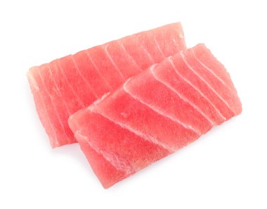 Beyaz arka planda lezzetli sashimi (taze çiğ ton balığı parçaları), üst görünüm
