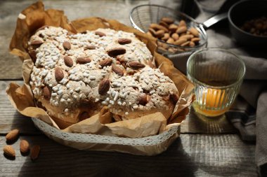 Lezzetli İtalyan Paskalya güvercini keki (geleneksel Colomba di Pasqua) ve ahşap masadaki malzemeler