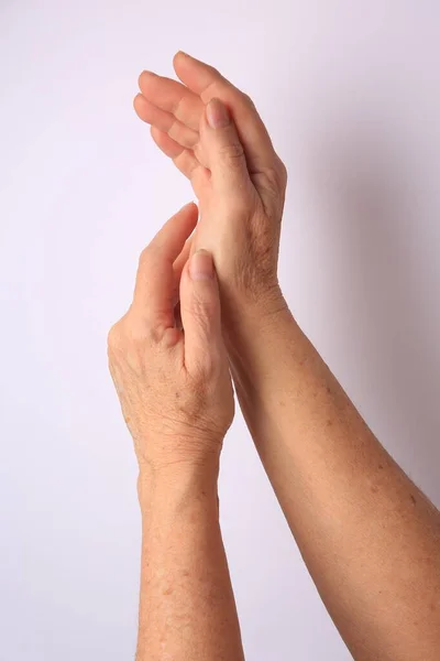 Beyaz Arka Planda Yaşlı Bir Kadının Ellerine Yakından Bak — Stok fotoğraf