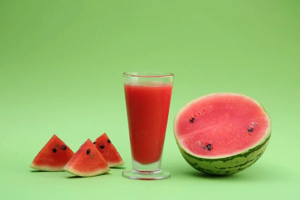 Glas Heerlijke Drank Gesneden Verse Watermeloen Licht Groene Achtergrond — Stockfoto
