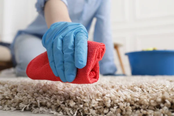 Woman Rubber Gloves Cleaning Carpet Rag Indoors Closeup Space Text — Stock Photo, Image