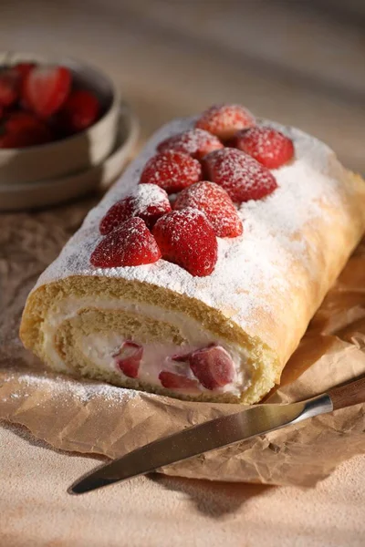 Leckeres Kuchenbrötchen Mit Erdbeeren Und Sahne Auf Dem Tisch — Stockfoto
