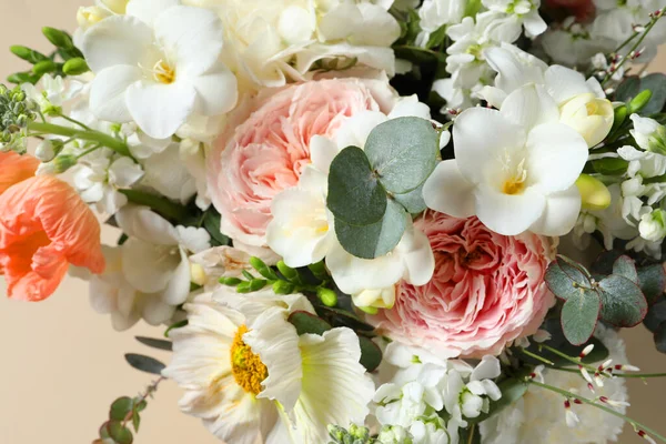 Букет Красивих Квітів Бежевому Фоні Крупним Планом — стокове фото