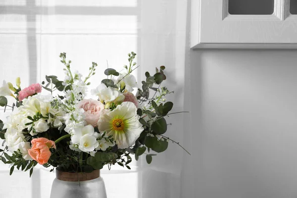 Kapalı Alanda Farklı Taze Çiçeklerden Güzel Bir Buket Yakın Plan — Stok fotoğraf