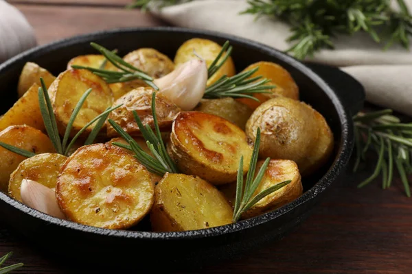 Batatas Assadas Deliciosas Com Alecrim Frigideira Mesa Close — Fotografia de Stock