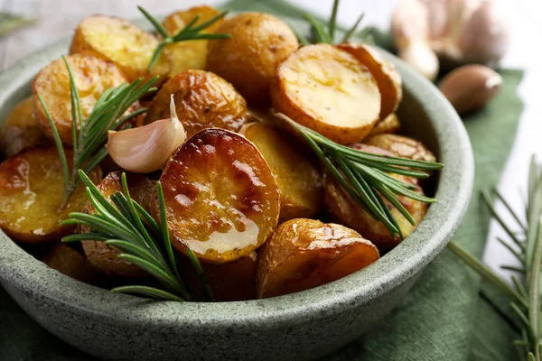 Lekkere Gebakken Aardappel Aromatische Rozemarijn Kom Tafel Close — Stockfoto