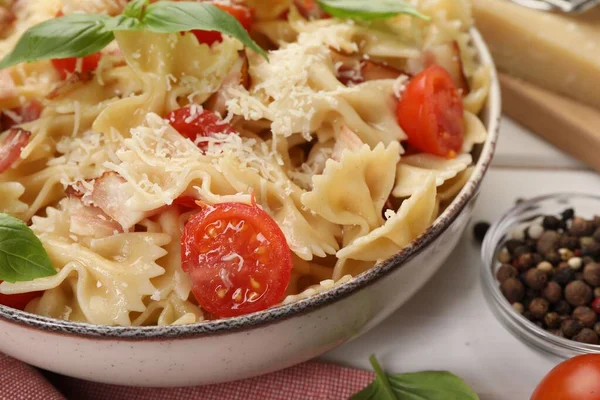 Teller Mit Köstlichen Nudeln Mit Tomaten Basilikum Und Parmesan Auf — Stockfoto