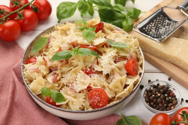 Placa Deliciosa Pasta Con Tomates Albahaca Queso Parmesano Cerca Ingredientes — Foto de Stock
