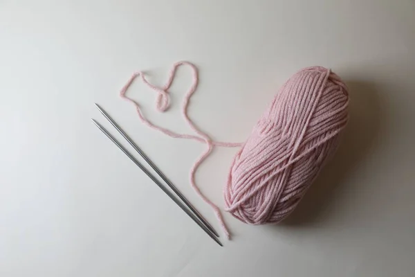 Soft Pink Yarn Metal Knitting Needles Light Background Top View — Stock Photo, Image