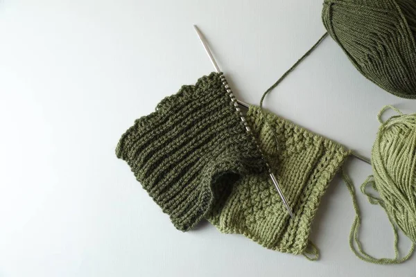 Green Knitting Needles Soft Yarns Light Background Flat Lay Space — Stock Photo, Image