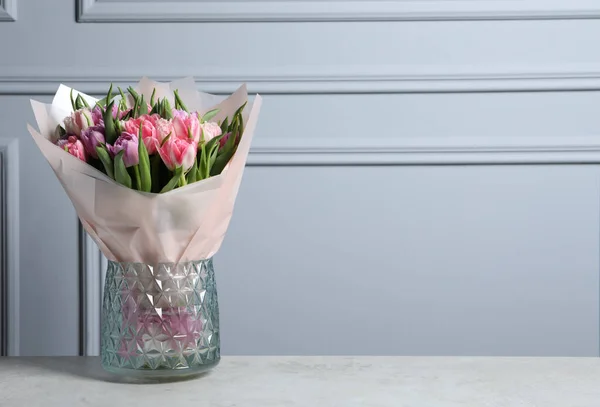 Vas Dengan Karangan Bunga Indah Tulip Meja Abu Abu Ruang — Stok Foto