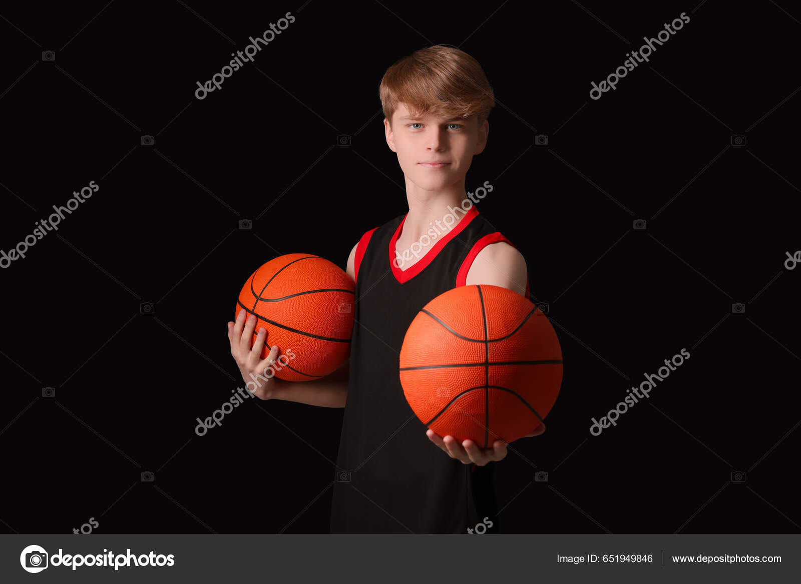 Adolescente Menino Com Bolas Basquete Fundo Preto fotos, imagens de ©  NewAfrica #651949846