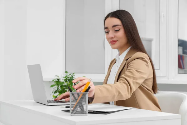 Молодая Женщина Интерн Работает Ноутбуком Столом Офисе — стоковое фото