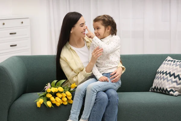 Mujer Feliz Linda Hija Con Ramo Tulipanes Amarillos Sofá Casa —  Fotos de Stock