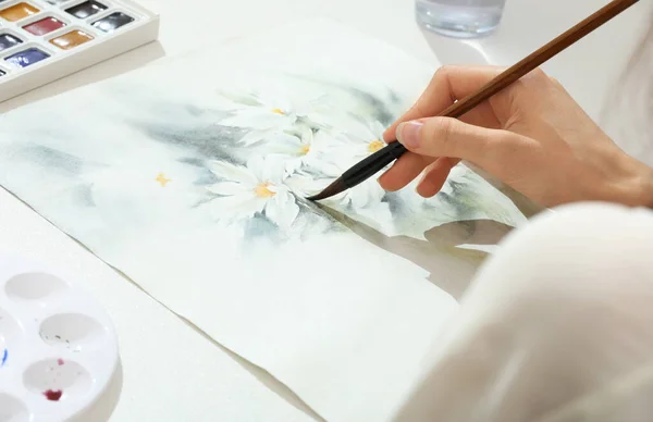 Vrouw Die Bloemen Schildert Met Aquarel Aan Witte Tafel Close — Stockfoto